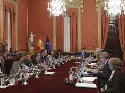 El presidente del Gobierno, Pedro Sánchez (c) junto a los miembros de su gabinete, durante la reunión del Consejo de Ministros que se celebra hoy en la Llotja de Mar de Barcelona.