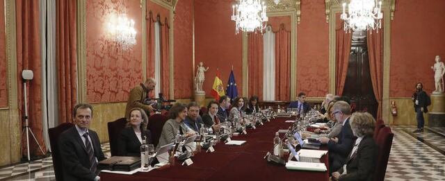 El Consejo de Ministros aprueba el alza del salario mínimo a 900 euros ...