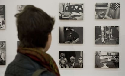 Un visitante en la exposición.