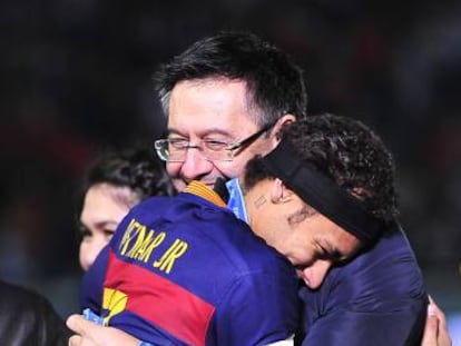 Neymar i Bartomeu s'abracen en la Intercontinantal, el 2015.