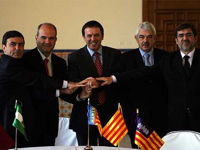 De izquierda a derecha, Pedro Saura, Manuel Chaves, Joan Ignasi Pla, Pasqual Maragall y Francesc Antich, reunidos ayer en Valencia.