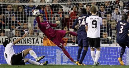 El portero del PSG Salvatore Sirigu detiene el balón.