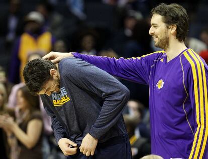 Pau bromea con su hermano Marc antes del partido entre los Lakers y los Grizzlies el 23 de enero de 2013.