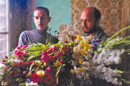 <b>Genís y Manolo, Astrud, en una pose con flores a lo Morrisey. </b>