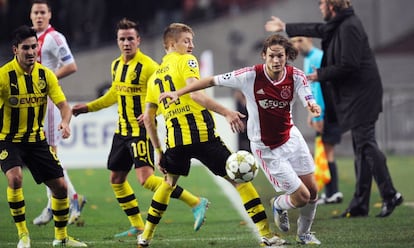 Daley Blind se marcha de varios jugadores del Borussia Dortmund.