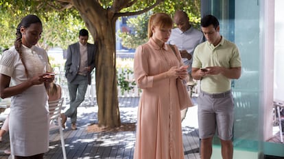 Bryce Dallas Howard protagoniza ‘Nosedive’, el primer capítulo de la tercera temporada de 'Black Mirror'.