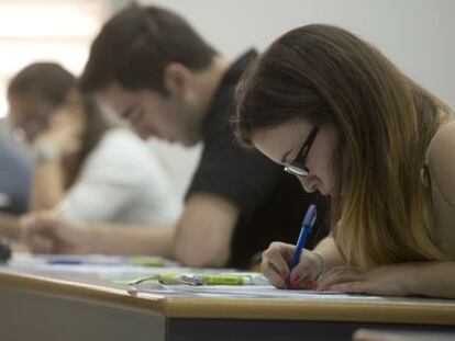 Estudiantes valencianos se examinan de selectividad en junio de 2013.