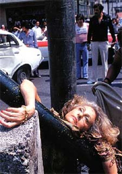 &#39;Cuando cruzaba la avenida Chapultepec a la altura de la calle Monterrey, alrededor de las 14.00 del 29 de abril de 1979, la señorita Adela Lagarreta Rivas fue atropellada por un Datsun blanco&#39; (1979), de Enrique Metinides.