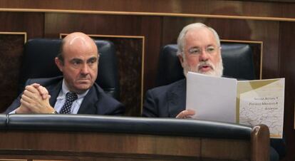 El ministro de Econom&iacute;a, Luis de Guindos, junto al ministro de Agricultura, Miguel Arias Ca&ntilde;ete, en la sesi&oacute;n de control al Gobierno de hoy.