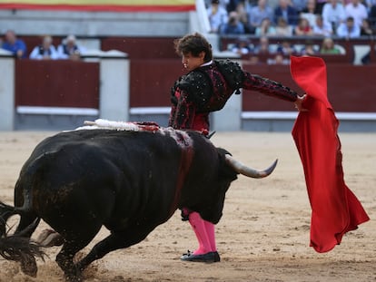 Roca Rey, en un pase cambiado por la espalda a su primer toro.