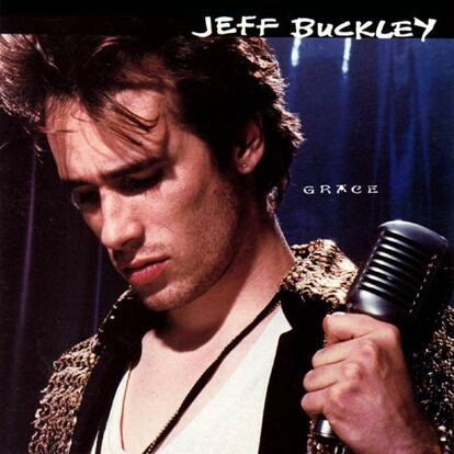 <strong>Por qué es tan bueno.</strong> Por su calidez, por el versátil registro vocal de Jeff Buckley, con esos falsetes conmovedores, y por su emocionante sensibilidad compositiva e interpretativa. Y porque contiene una de las versiones más aclamadas de todos los tiempos, al conseguir hacer suya y superar la original de 'Halleluja' del mismísimo Leonard Cohen. Decenas de músicos citan a Buckley como influencia, desde Matthew Bellamy de Muse y Thom Yorke de Radiohead hasta Bob Dylan o Paul McCartney. "Jeff Buckley era una gota pura en un océano de ruido", llegó a afirmar Bono, de U2, mientras la estrella pop Nelly Furtado tampoco se quedó corta en admiración: "Grace' cambió mi vida. Él influyó profundamente en mis canciones, en mi forma de componer y en mi forma de actuar: en todo". </p> <strong>Por qué solo sacó un disco.</strong> Parecía predestinado a ser referente de toda una generación, pero terminó convirtiéndose en leyenda negra de la música por su extraña muerte por ahogamiento en el río Wolf de Memphis (Tennessee), ciudad a la que había acudido para grabar un segundo álbum, que lógicamente nunca se materializaría. La noche del 29 de mayo de 1997 acudió a dicho río junto a un miembro de su grupo para tocar la guitarra y escuchar música. Parecía un momento plácido, pero Jeff se adentró en el agua cantando 'Whole lotta love', de Led Zeppelin. En pocos segundos, su acompañante le perdió de vista. Su cuerpo apareció a los cinco días sin rastro de alcohol ni drogas, aunque el hecho de que fuera bipolar dejó abierta la hipótesis de un suicidio. Lo dicho, leyenda negra.