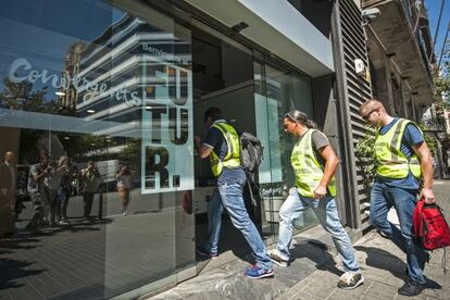 Agents de la Guàrdia Civil entren a escorcollar la seu de CDC.