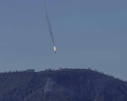 El aparato ruso alcanzado, un SU-24, cae en picado hacia una zona montañosa de la frontera turco-siria.