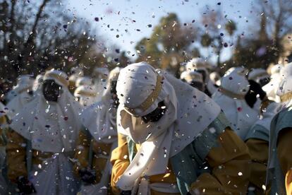 Beduinos del rey Gaspar en la cabalgata de Reyes Magos de Sevilla.