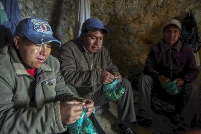 Un grupo de mineros mastica coca antes de entrar en la mina.