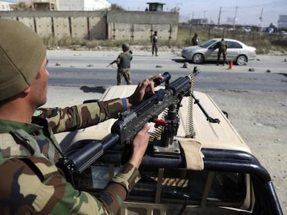 Fotografía de archivo de soldados afganos en un puesto de control en Kabul.