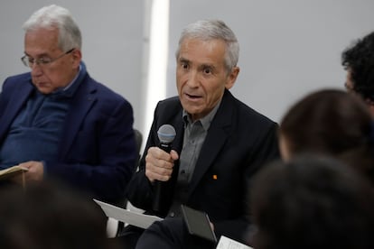 El sacerdote jesuita Francisco de Roux ofrece una rueda de prensa tras la acusación de haber encubierto casos de pederastia en 2014, el 24 de octubre en Bogotá.