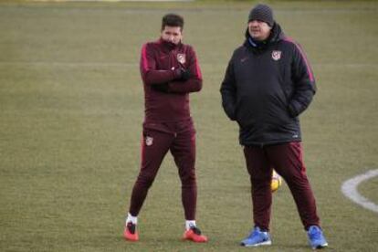 Los entrenadores argentinos Diego Simeone y Germán Burgos durante un entrenamiento del Atlético.