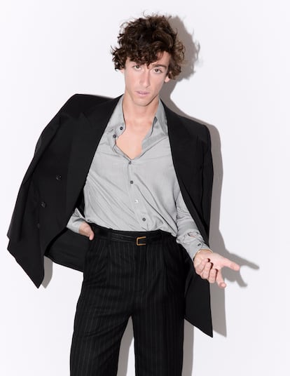 Álvaro Lafuente posa en exclusiva para ICON contraje y camisa Saint Laurent. El reloj es Cartier.