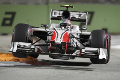 El italiano Vitantonio Liuzzi conduce el HRT durante el GP de Singapur en 2011.