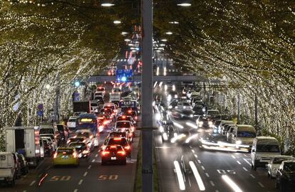 Varios coches circulan por debajo de los árboles iluminados con motivo de la Navidad en el distrito de Omotesando en Tokio (Japón). Desde hoy, casi 500.000 LEDS decorarán los árboles que bordean esta avenida.