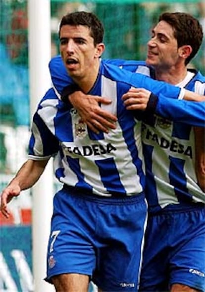 Víctor abraza a Makaay tras uno de los goles del holandés al Sevilla.