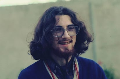 “La primera revolución ética de la historia, la primera de carácter mundial, la primera perpetrada por jóvenes y la primera que, en vez de reivindicar poder político, ha reivindicado valores morales”. Así explica Pau Riba su sueño 'hippie'. En la imagen, con 21 años, en la época en la que grabó 'Dioptría'.