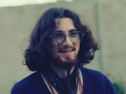 “La primera revolución ética de la historia, la primera de carácter mundial, la primera perpetrada por jóvenes y la primera que, en vez de reivindicar poder político, ha reivindicado valores morales”. Así explica Pau Riba su sueño 'hippie'. En la imagen, con 21 años, en la época en la que grabó 'Dioptría'.