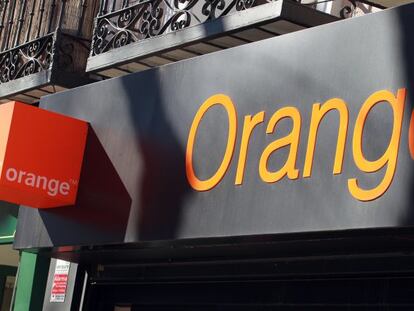 Logo de Orange en una tienda de la teleco.