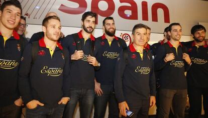 La selección española, a su llegada al aeropuerto de Doha.
