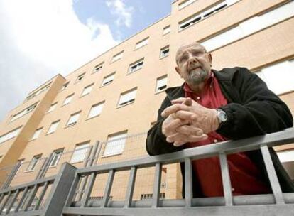 José Moreno, delante de la promoción de viviendas baratas que ha construido en Fuenlabrada.