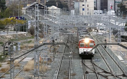 Las v&iacute;as del tren ocupan el suelo en que el Ayuntamiento de Alicante prev&eacute; desarrollar las viviendas y el parque urbano.