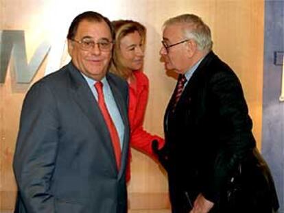 Ramallo, ex vicepresidente de la CNMV (en la imagen, a la izquierda, junto a Blas Calzada y Pilar Valiente).
