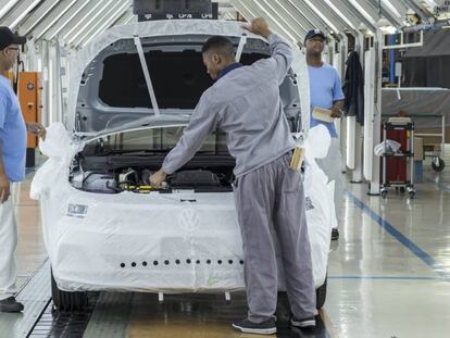 Empleados de una planta automovilística en Uitenhage (Sudáfrica), el día 10.