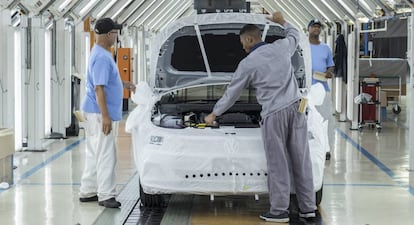 Empleados de una planta automovilística en Uitenhage (Sudáfrica), el día 10.