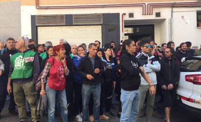 Un grupo de personas protesta contra un desahucio en Madrid.