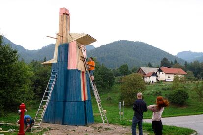 Un grupo de personas trabaja en una estatua de madera que representa al presidente estadounidense Donald Trump, en la localidad Sela pri Kamniku (Eslovenia), país natal de Melania Trump, esposa del mandatario norteamericano.