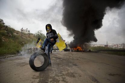 Manifestantes palestinos queman neumáticos durante los enfrentamientos con las tropas israelies durante una protesta por los prisioneros palestinos en los alrededores de la carcel militar de Ofer, cerca de la ciudad cisjordana de Ramallah.