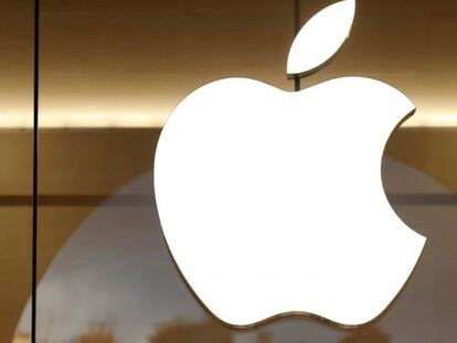 El logo de Apple en el exterior de su tienda de París.