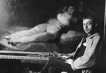 Manuel Arpe y Retamino, junto a 'La maja vestida' de Goya.