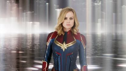 Brie Larson en 'Capitana Marvel', luchando por recuperar su memoria.
