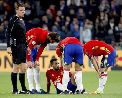 El defensa de la selección española de fútbol, Jordi Alba, en el suelo tras lesionarse.