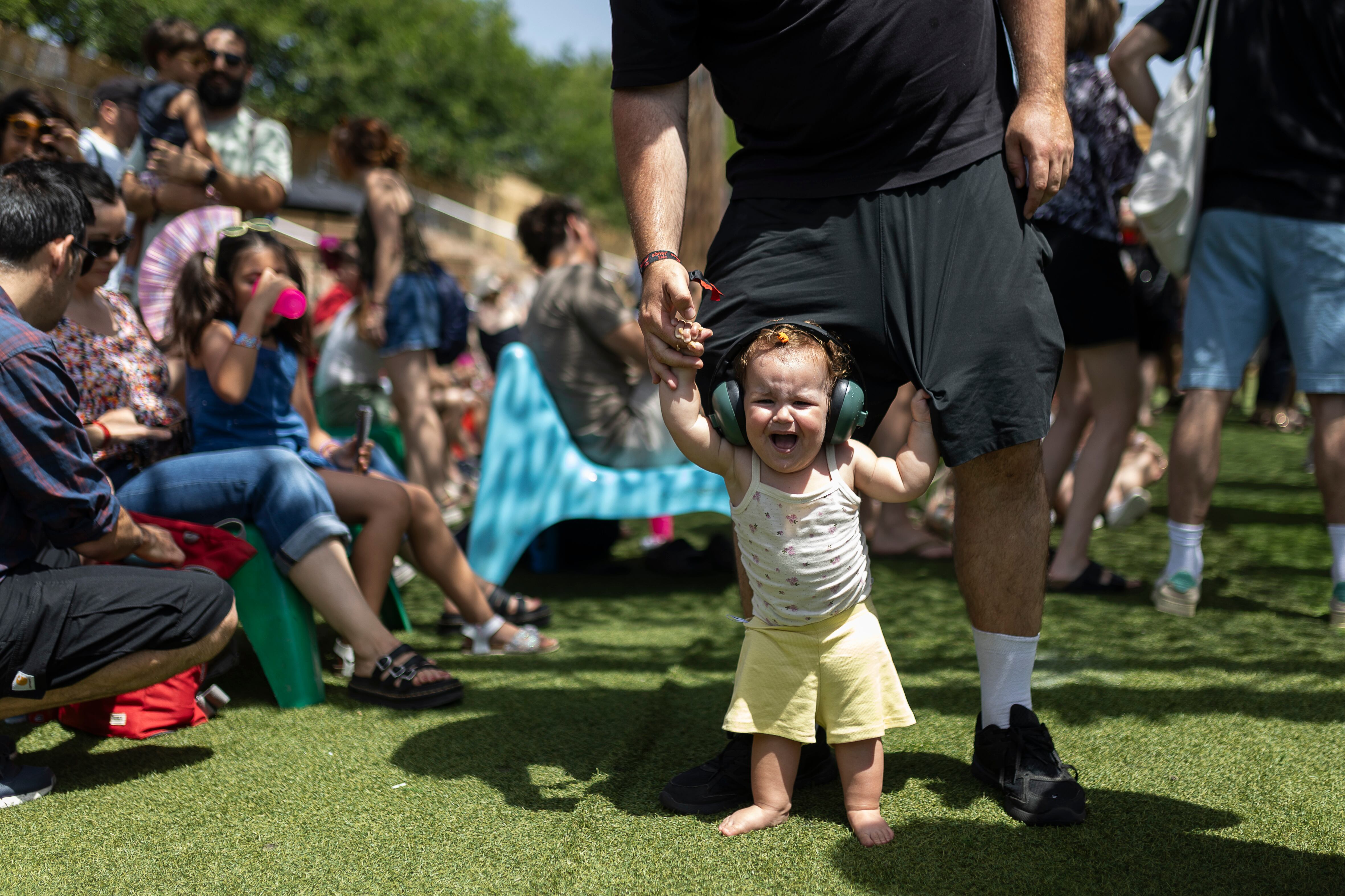 Un niño llora y se coge de su padre mientras escuchan música en el Festival Sónar Kids, este sábado. 