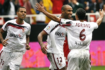 Kanoute celebra su segundo gol con Adriano Correia y Luis Fabiano en el Sánchez Pizjuán de Sevilla.