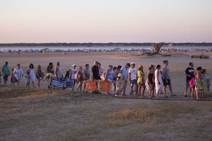  Los bañistas se marchan de la playa de Sanlúcar de Barrameda tras ver las carreras.
