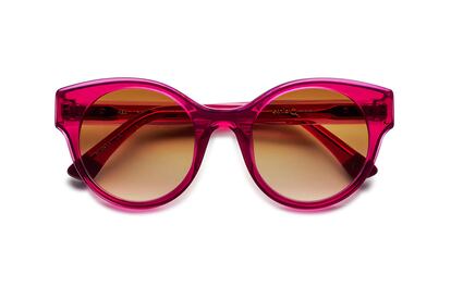Con montura a todo color y lentes moncromáticas, la gafa Kea Sun(desde 189 €) de Etnia Barcelona tiene la capacidad de elevar cualquier look.