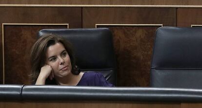 Sáenz de Santamaría y, detrás, Cospedal, en el Congreso.