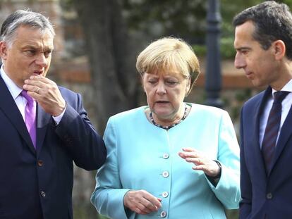 El h&uacute;ngaro Victor Orban, la alemana Angela Merkel y el austriaco Christian Kern en la cumbre europea en Bratislava.