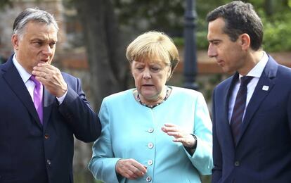 El húngaro Victor Orban, la alemana Angela Merkel y el austriaco Christian Kern en la cumbre europea en Bratislava.
