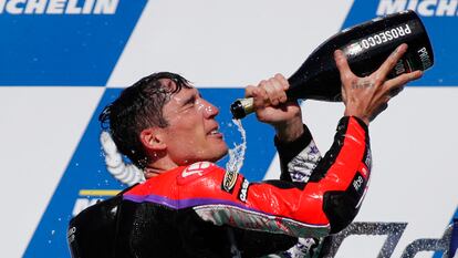 Aleix Espargaró celebra su victoria con espumoso en el podio del circuito de Termas de Río Hondo.